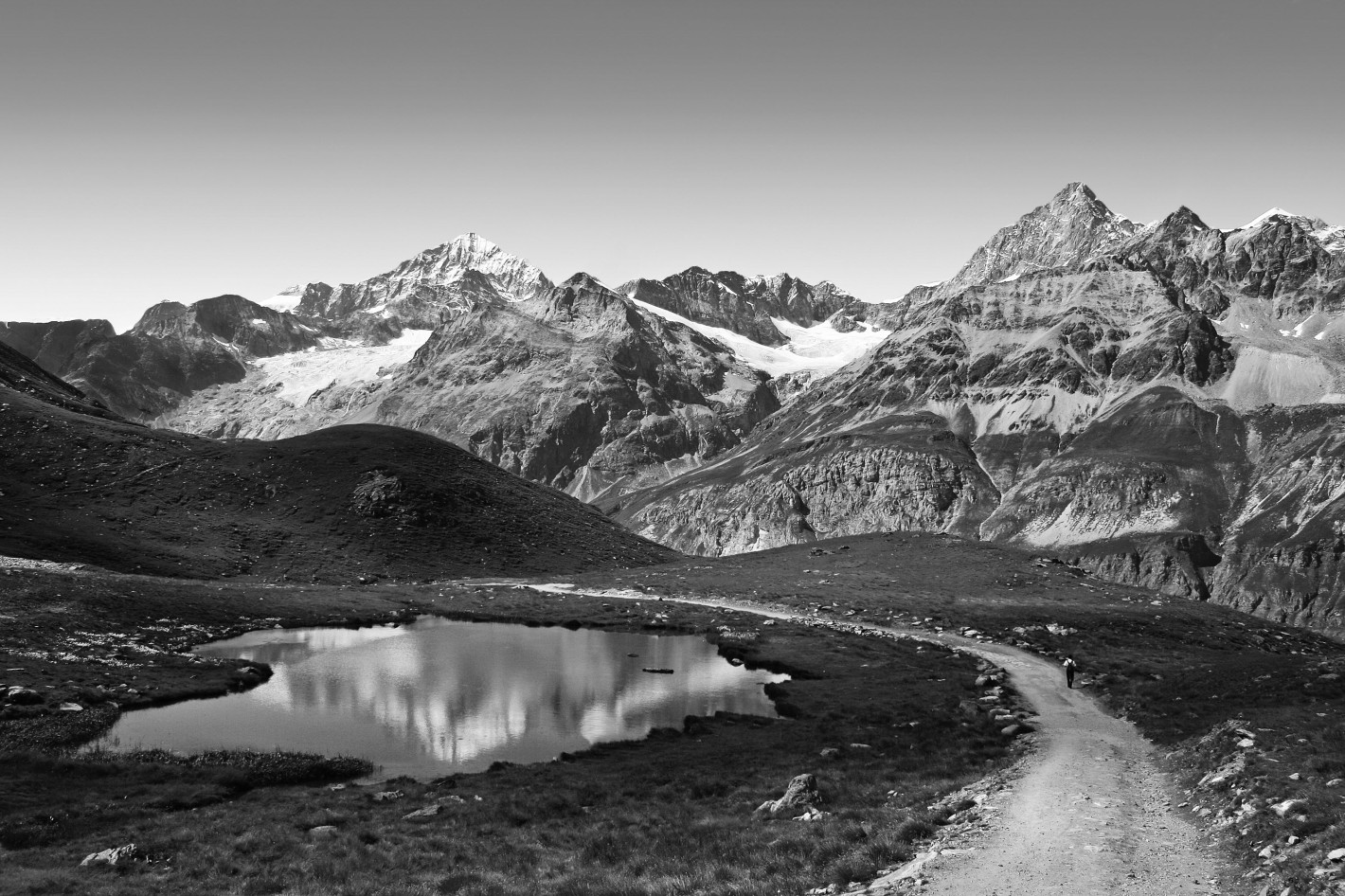 Berglandschaft mit Weg und einem See
